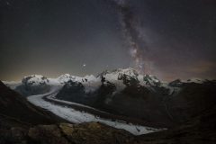 "In unseren Wurzeln vereint" - Foto: Christian Klepp
Gornergrat, Schweiz - Gornergletscher Monterosa, Milchstrasse, Sternschnuppe, Schweizer Alpen