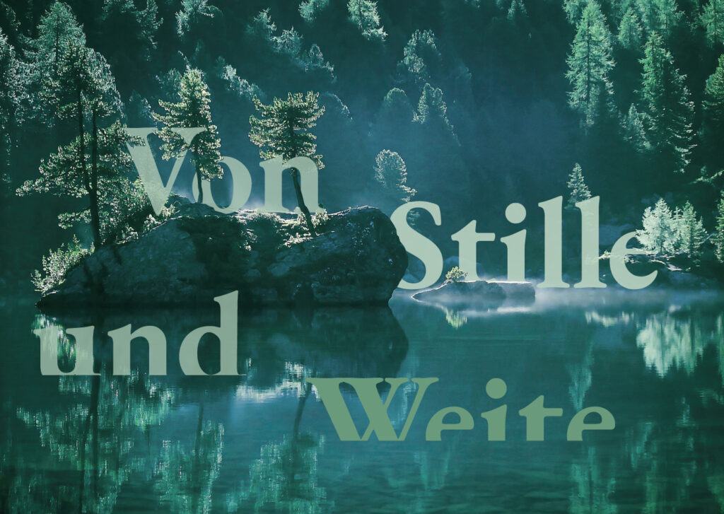 Der leuchtend grüne Wald, der sich im Alpensee Lago di Saoseo im Val da Camp im Schweizer Graubünden spiegelt, wirkt im morgendlichen Gegenlicht wie verzaubert. Im Sommer bricht das Morgenlicht über den Bergkamm und erwärmt die eiskalte Luft in diesem hoch gelegenen Bergtal. Der Lago di Saoseo hüllt sich dann für einen flüchtigen Moment in mystischen, gegenlichtigen Dunst und Nebel, der in der eiskalten Morgenluft über dem See und im Wald aufsteigt.